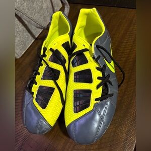 Nike Men's Athletic Shoes in Gray and Yellow